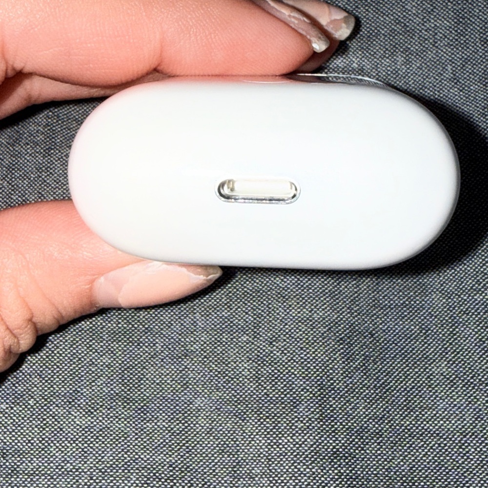 Apple Wireless Earbuds with Charging Case - White - Picture 5 of 8